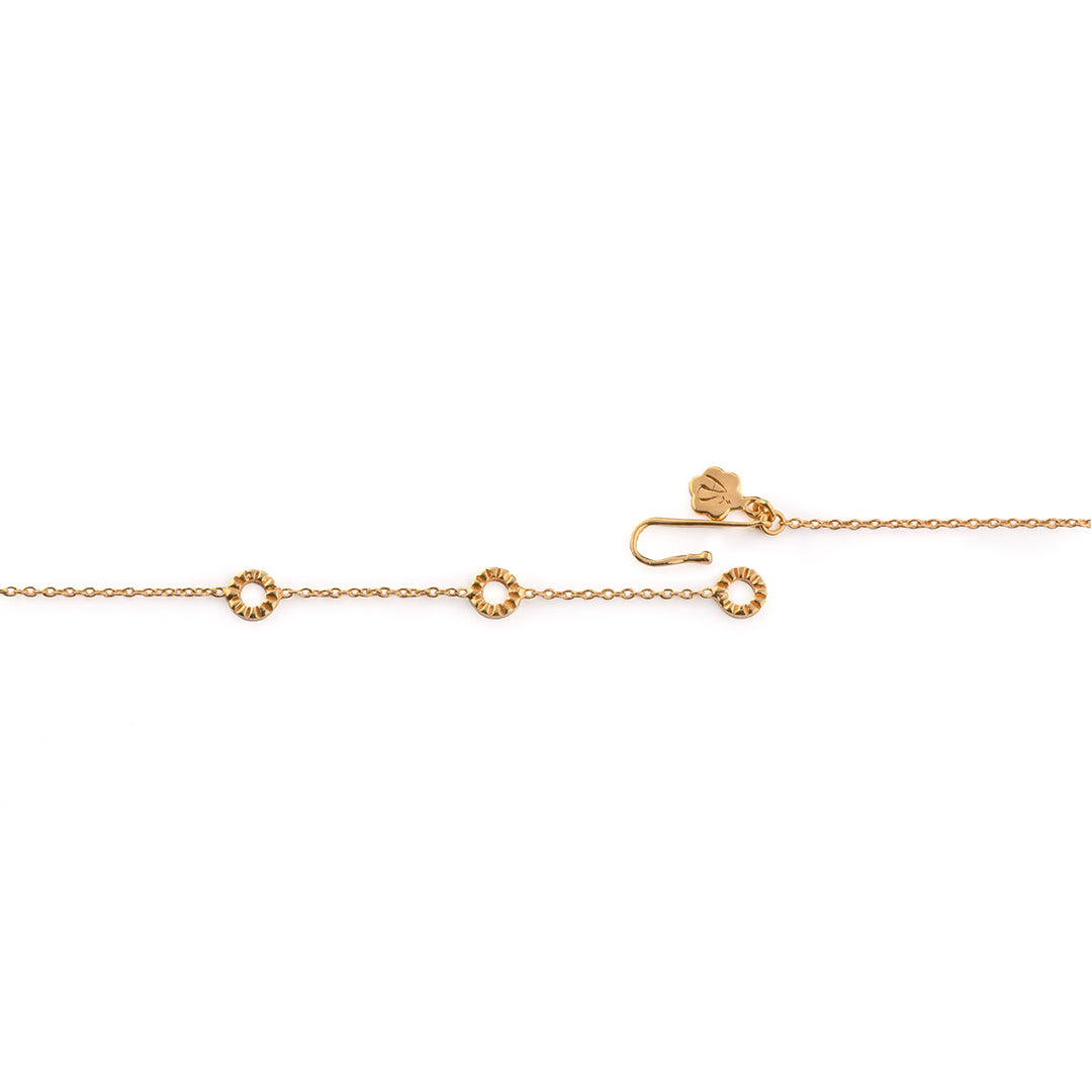 Adjustable chain and clasp of the Aura Shield necklace in 18k gold-plated sterling silver.
