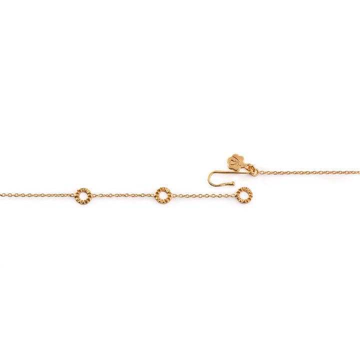 Adjustable chain and clasp of the Aura Shield necklace in 18k gold-plated sterling silver.